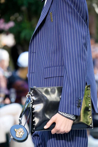 Look 16